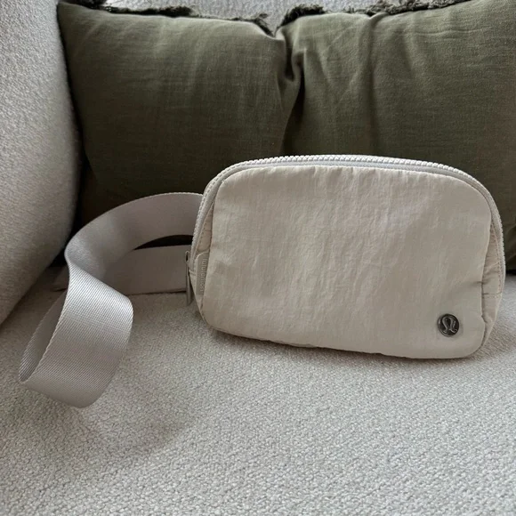 Lululemon Everywhere Belt Bag Cream Silver - Picture 5 of 7
